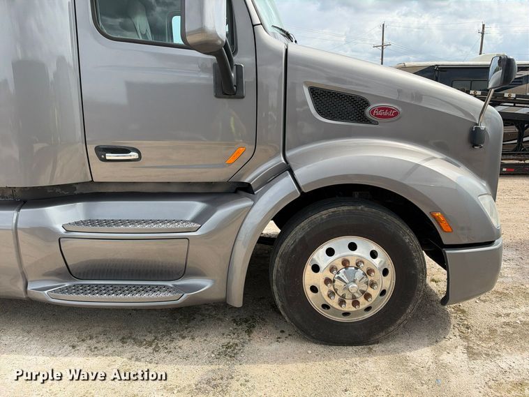 image for item YA3438 2019 Peterbilt 579 semi truck
