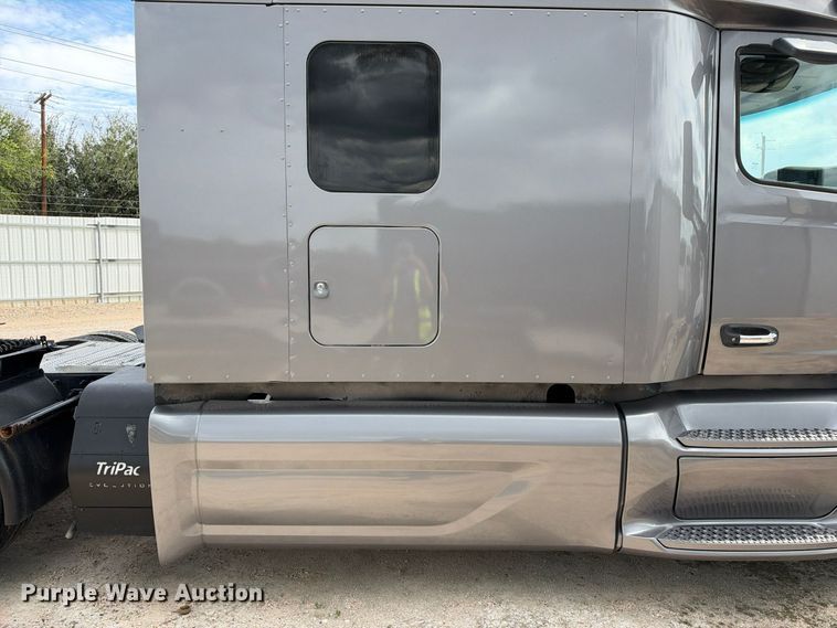 image for item YA3438 2019 Peterbilt 579 semi truck