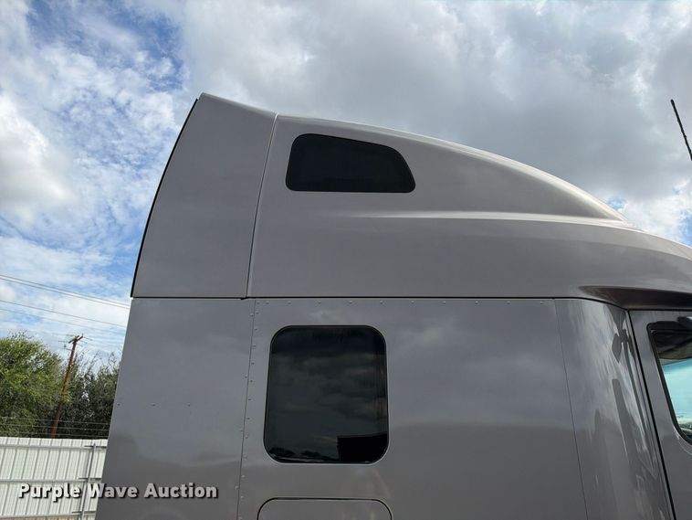 image for item YA3438 2019 Peterbilt 579 semi truck