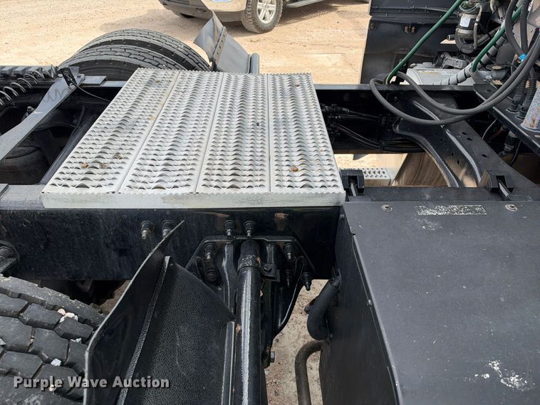 image for item YA3438 2019 Peterbilt 579 semi truck