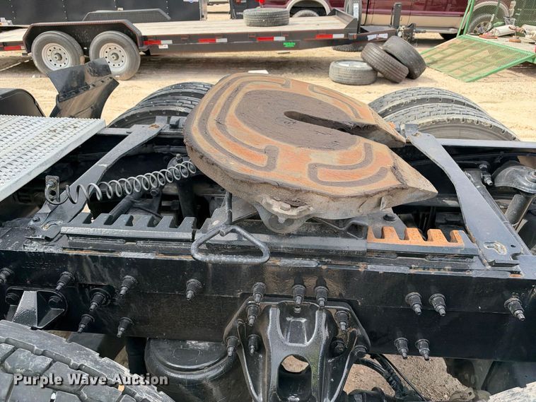 image for item YA3438 2019 Peterbilt 579 semi truck