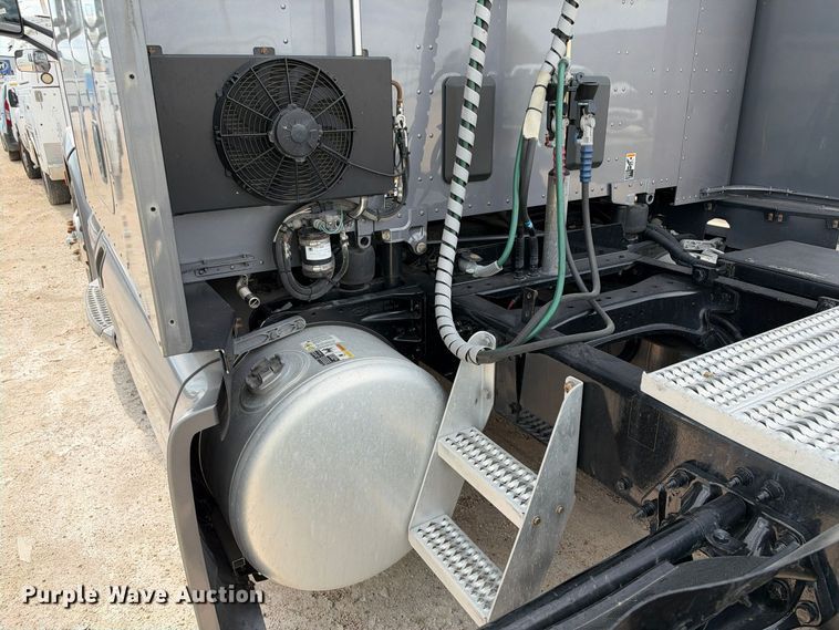 image for item YA3438 2019 Peterbilt 579 semi truck