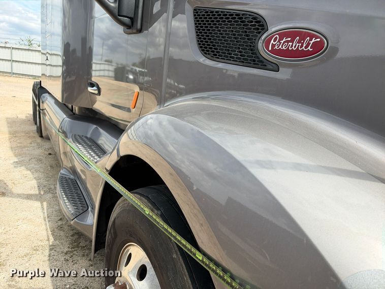 image for item YA3438 2019 Peterbilt 579 semi truck