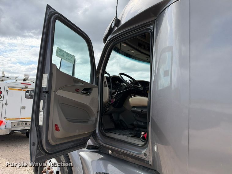 image for item YA3438 2019 Peterbilt 579 semi truck