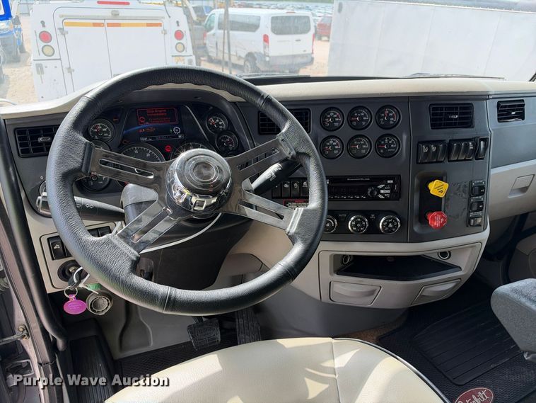 image for item YA3438 2019 Peterbilt 579 semi truck