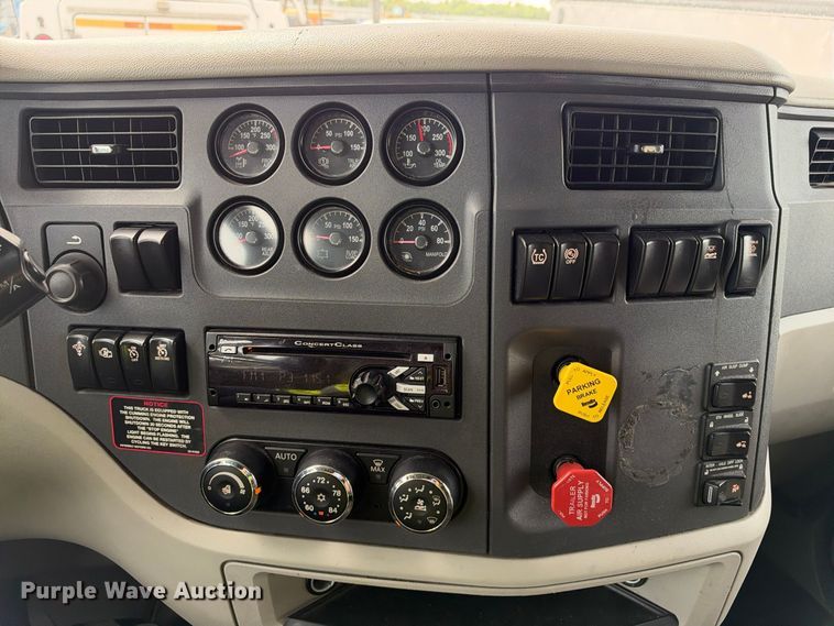 image for item YA3438 2019 Peterbilt 579 semi truck