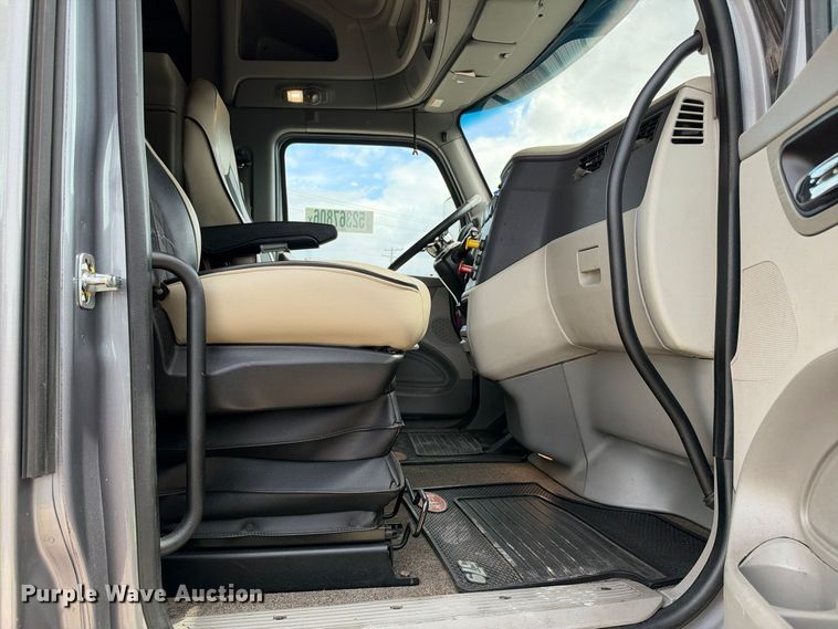 image for item YA3438 2019 Peterbilt 579 semi truck