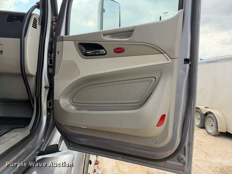 image for item YA3438 2019 Peterbilt 579 semi truck