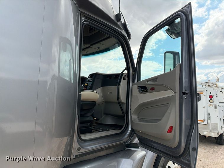 image for item YA3438 2019 Peterbilt 579 semi truck