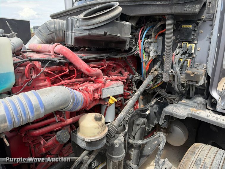 image for item YA3438 2019 Peterbilt 579 semi truck