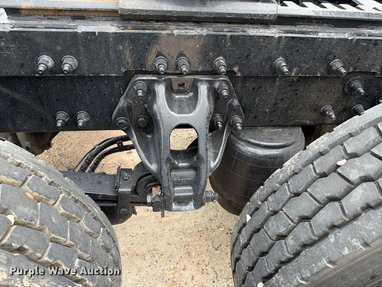 image for item YA3438 2019 Peterbilt 579 semi truck
