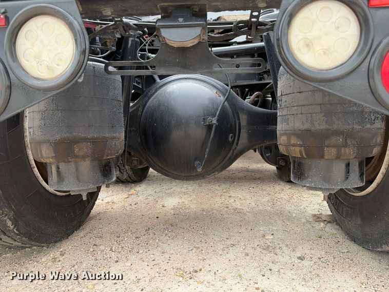 image for item YA3438 2019 Peterbilt 579 semi truck