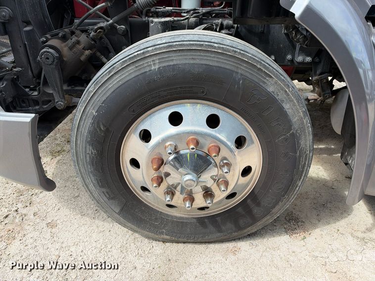 image for item YA3438 2019 Peterbilt 579 semi truck