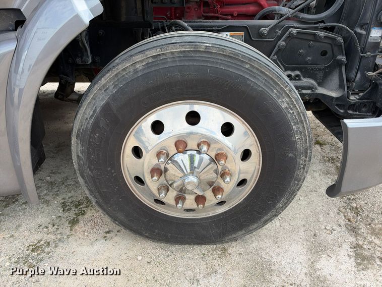 image for item YA3438 2019 Peterbilt 579 semi truck