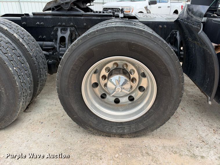 image for item YA3438 2019 Peterbilt 579 semi truck