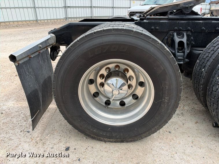 image for item YA3438 2019 Peterbilt 579 semi truck