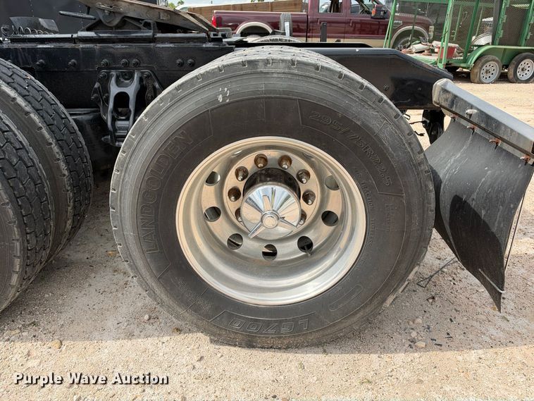 image for item YA3438 2019 Peterbilt 579 semi truck