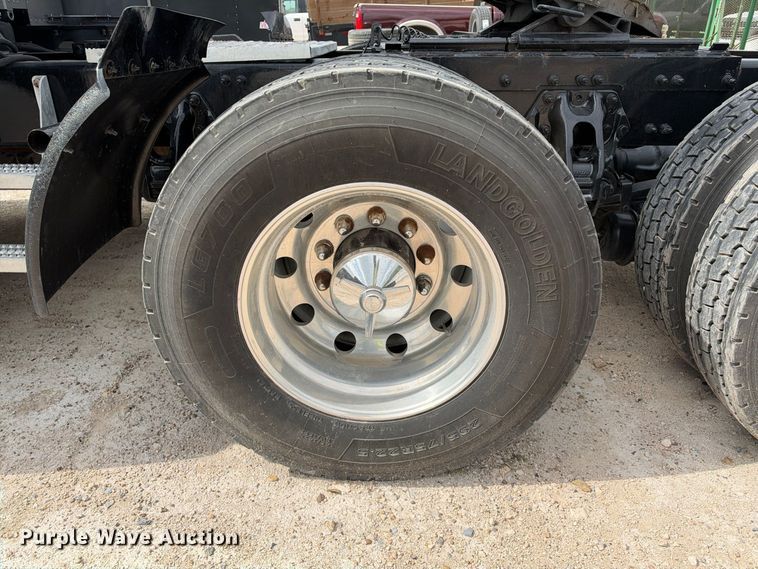image for item YA3438 2019 Peterbilt 579 semi truck