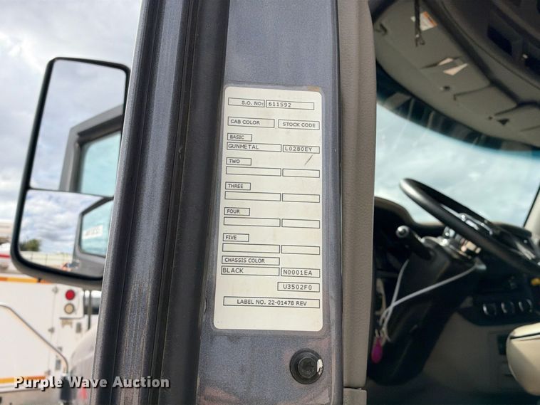 image for item YA3438 2019 Peterbilt 579 semi truck