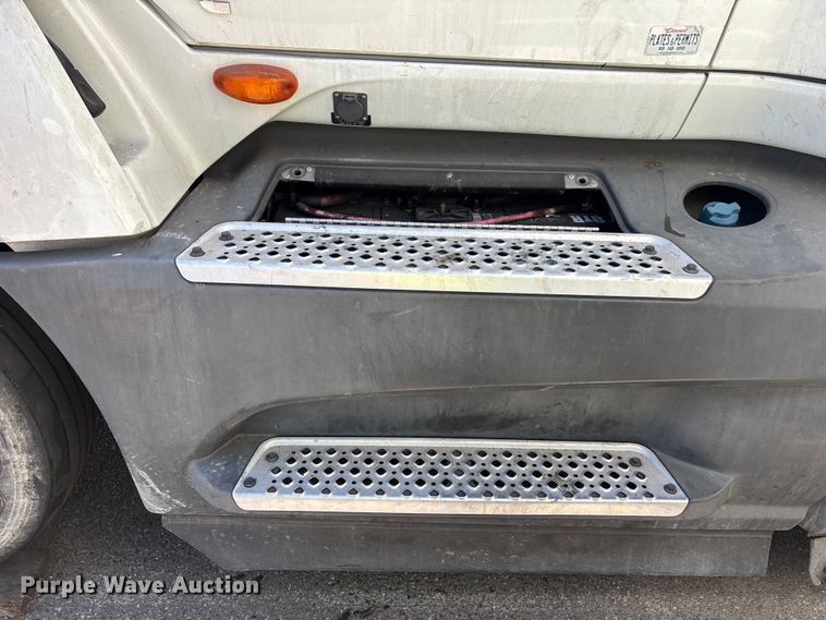 image for item YA3629 2019 International LT625 semi truck