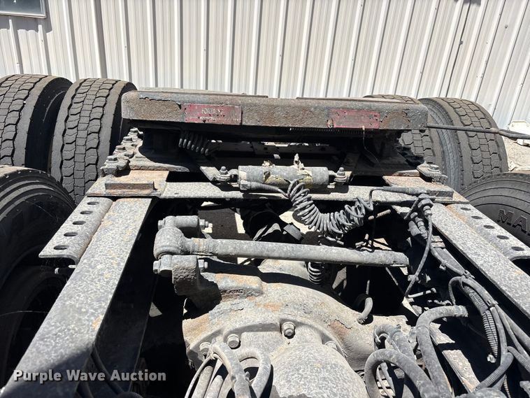 image for item YA3629 2019 International LT625 semi truck