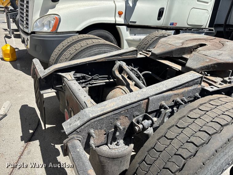 image for item YA3629 2019 International LT625 semi truck