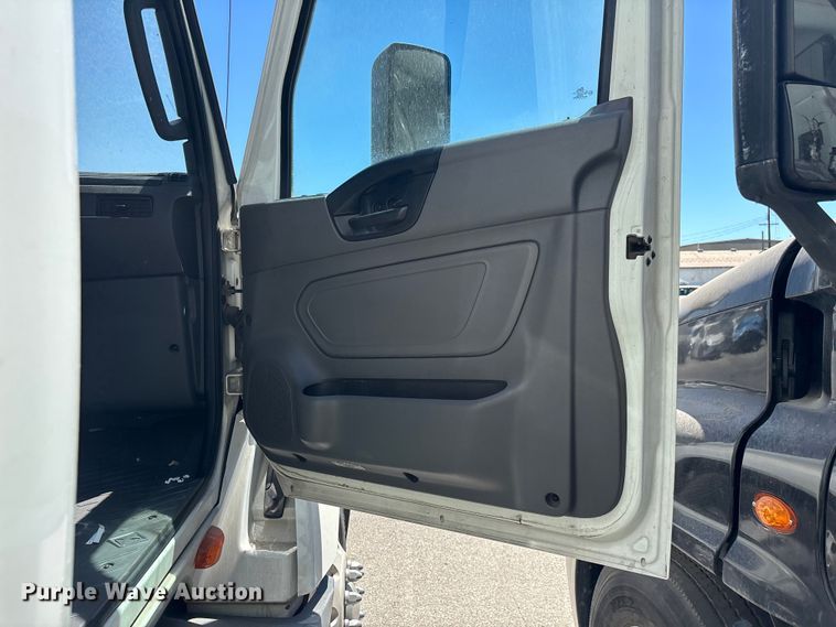 image for item YA3629 2019 International LT625 semi truck