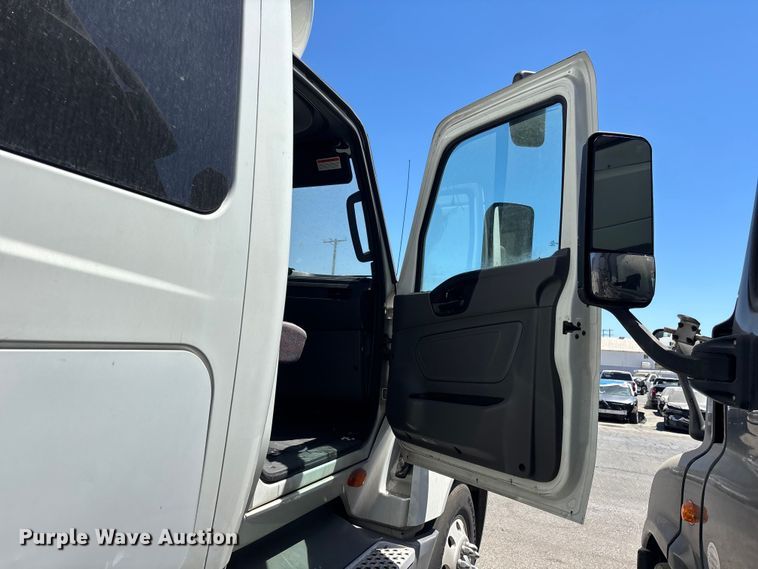 image for item YA3629 2019 International LT625 semi truck