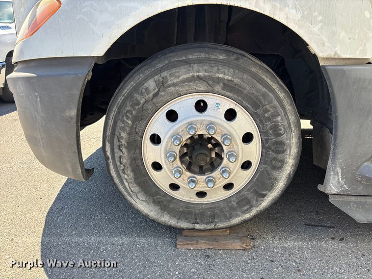 image for item YA3629 2019 International LT625 semi truck