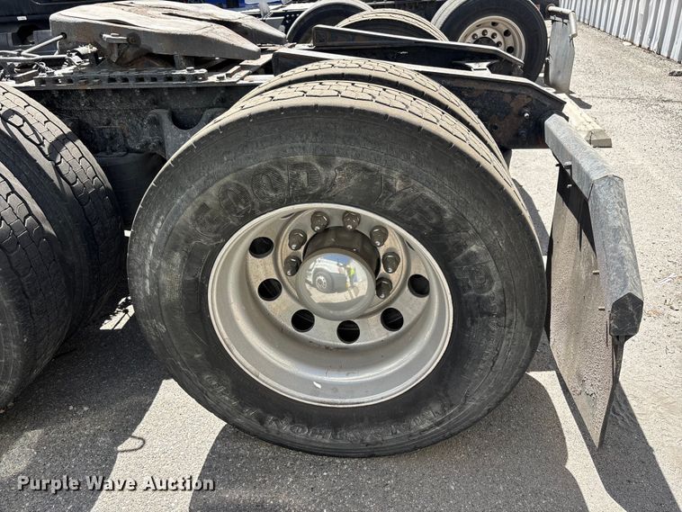 image for item YA3629 2019 International LT625 semi truck