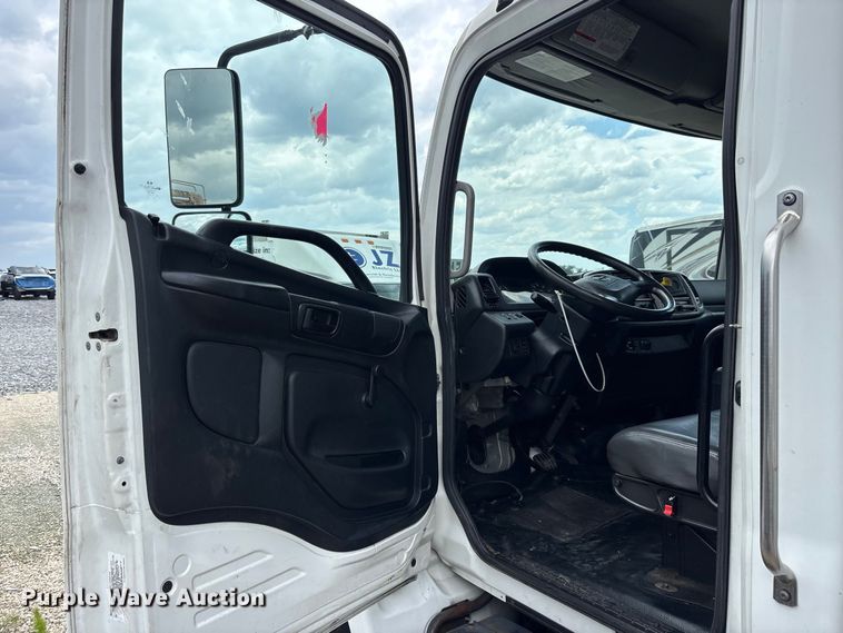 image for item YA3647 2019 Hino 268 box truck