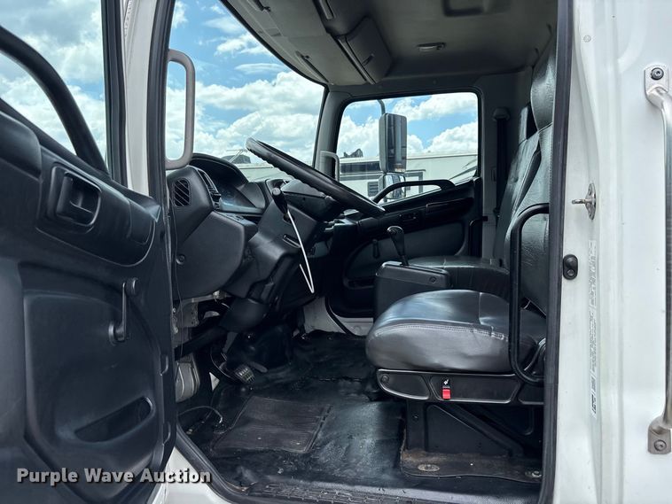 image for item YA3647 2019 Hino 268 box truck