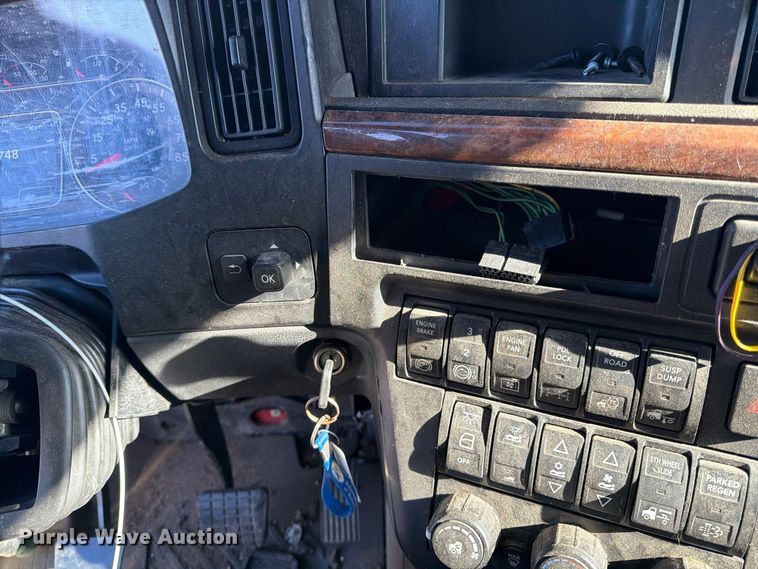 image for item YA3837 2018 International LT625 semi truck