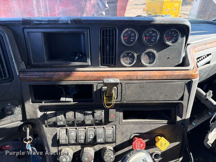 image for item YA3837 2018 International LT625 semi truck