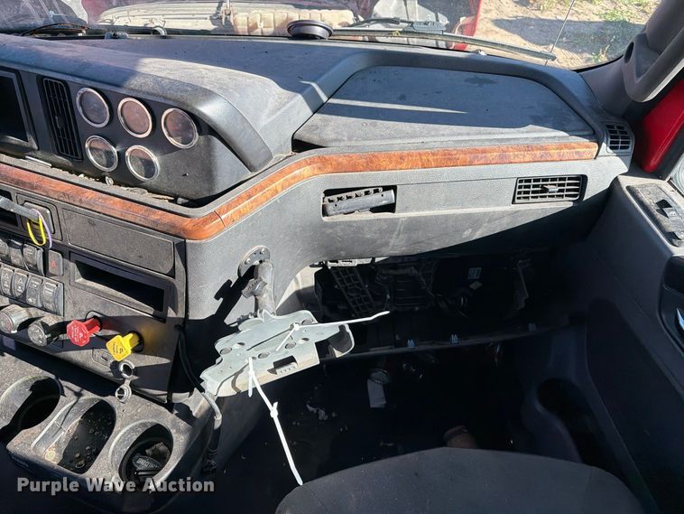 image for item YA3837 2018 International LT625 semi truck