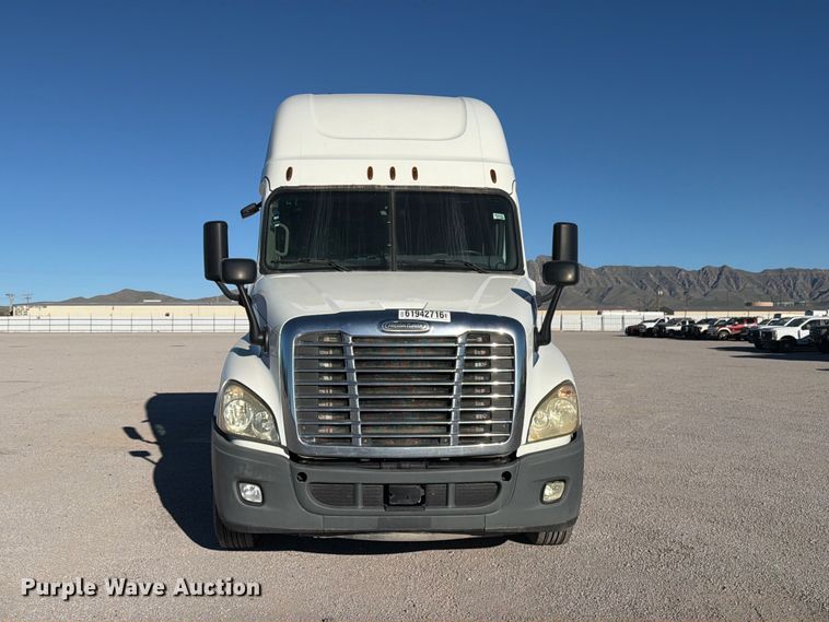 image for item YA4238 2018 Freightliner Cascadia 125 semi truck