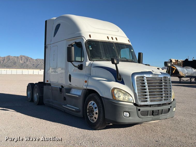image for item YA4238 2018 Freightliner Cascadia 125 semi truck