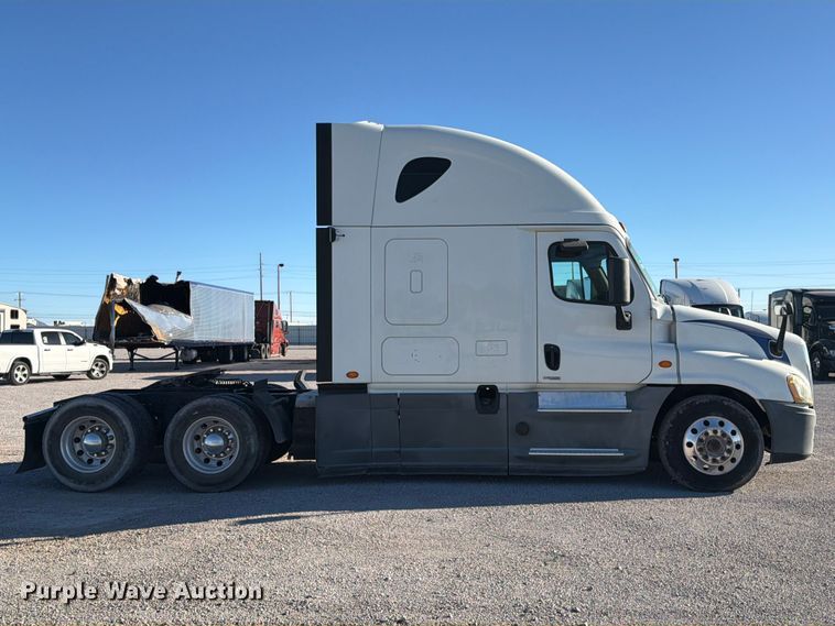 image for item YA4238 2018 Freightliner Cascadia 125 semi truck