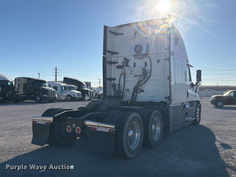 image for item YA4238 2018 Freightliner Cascadia 125 semi truck
