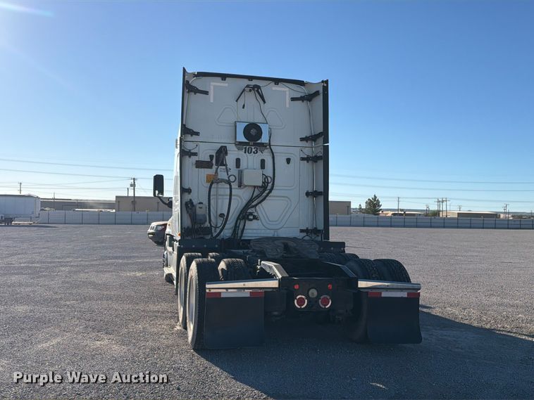 image for item YA4238 2018 Freightliner Cascadia 125 semi truck