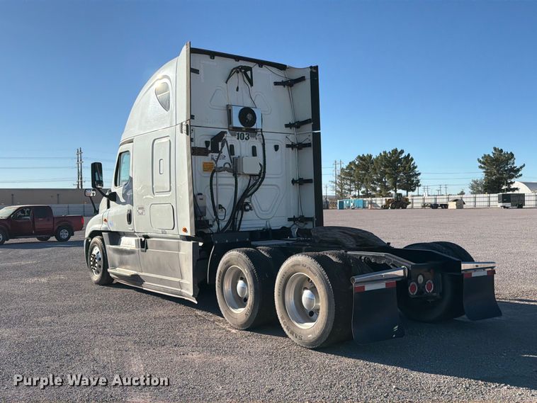 image for item YA4238 2018 Freightliner Cascadia 125 semi truck