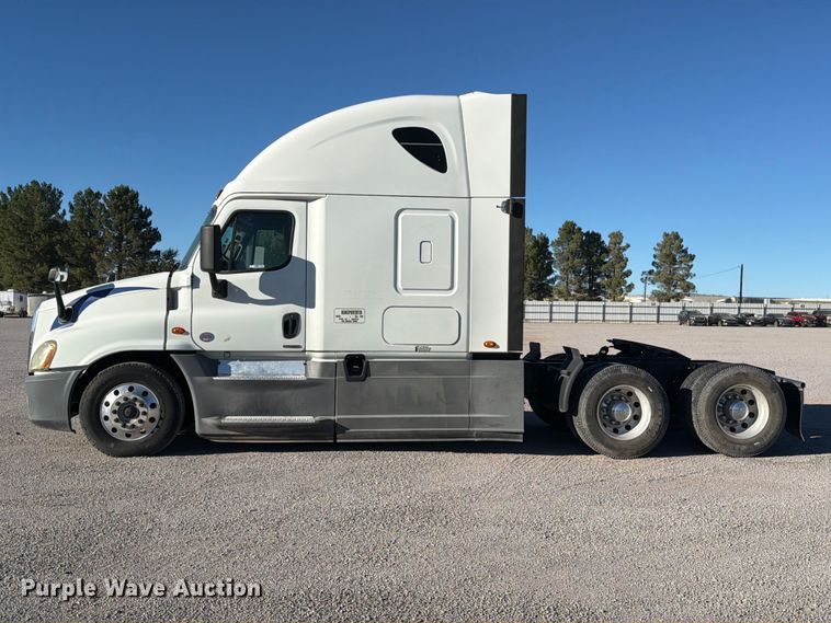 image for item YA4238 2018 Freightliner Cascadia 125 semi truck