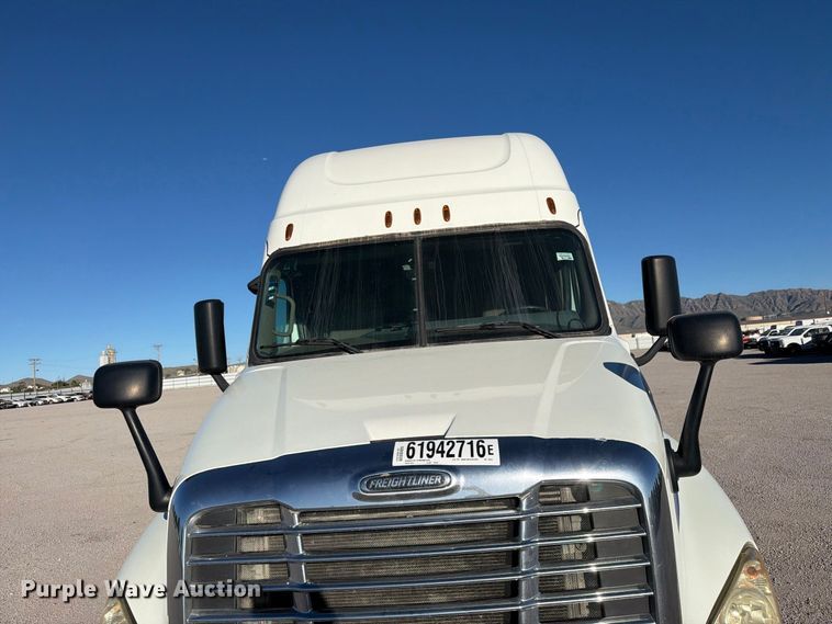 image for item YA4238 2018 Freightliner Cascadia 125 semi truck