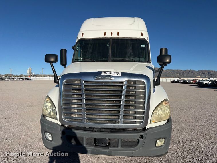 image for item YA4238 2018 Freightliner Cascadia 125 semi truck