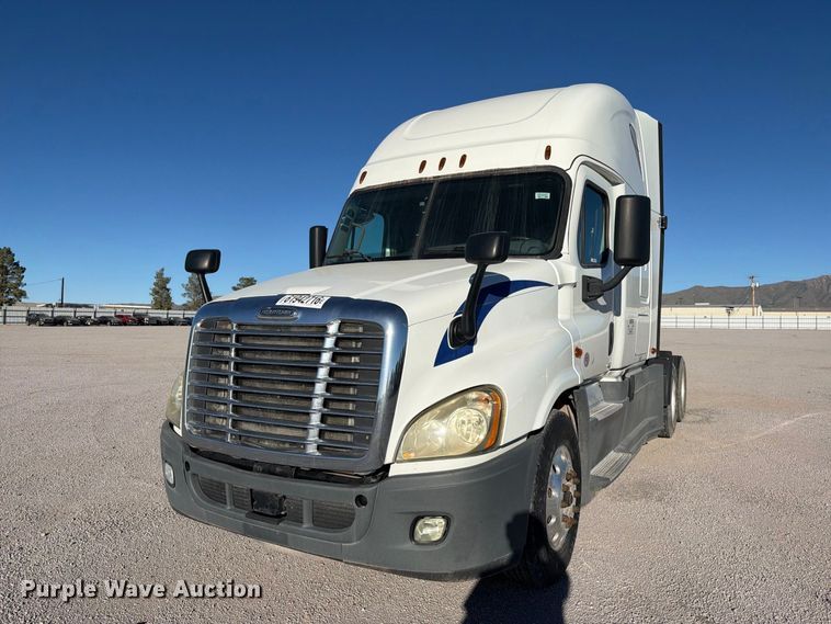 image for item YA4238 2018 Freightliner Cascadia 125 semi truck