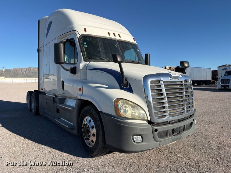 image for item YA4238 2018 Freightliner Cascadia 125 semi truck