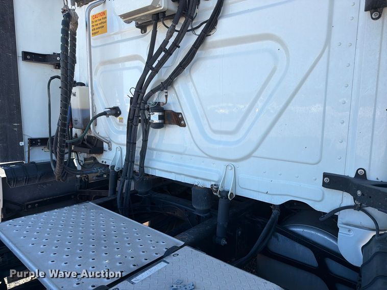 image for item YA4238 2018 Freightliner Cascadia 125 semi truck