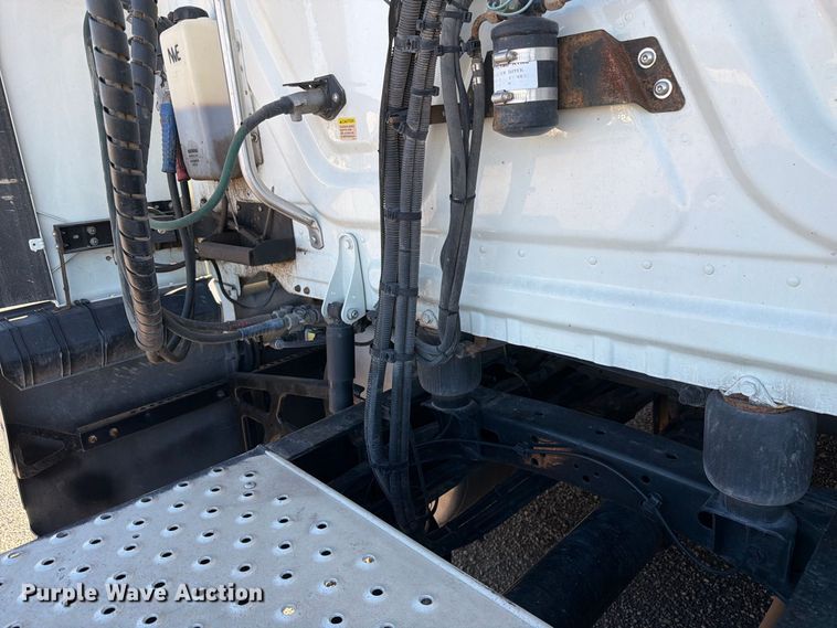 image for item YA4238 2018 Freightliner Cascadia 125 semi truck