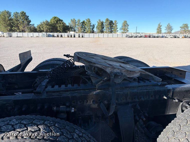 image for item YA4238 2018 Freightliner Cascadia 125 semi truck