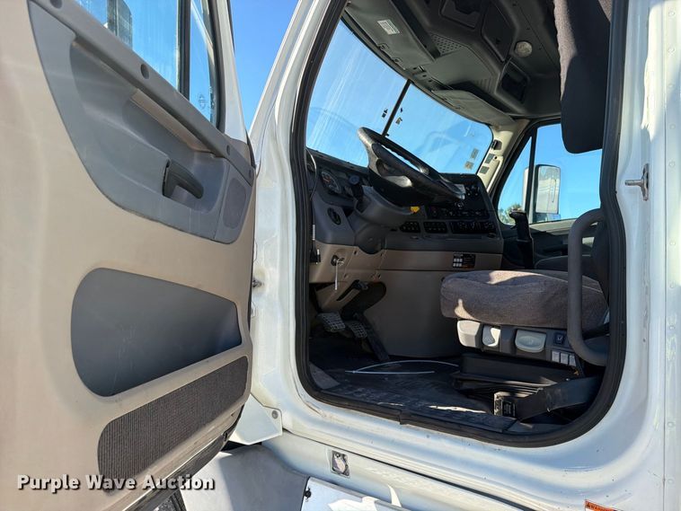image for item YA4238 2018 Freightliner Cascadia 125 semi truck
